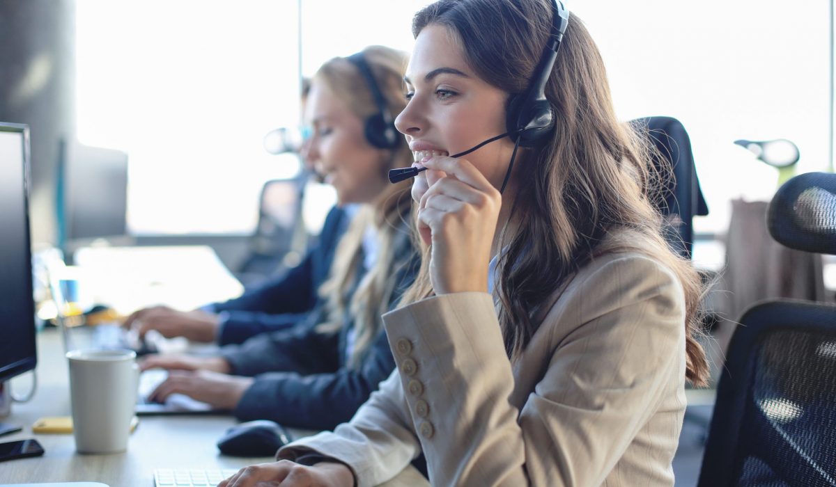 Customer support agent in a Contact Center using specialized software to improve customer experience.